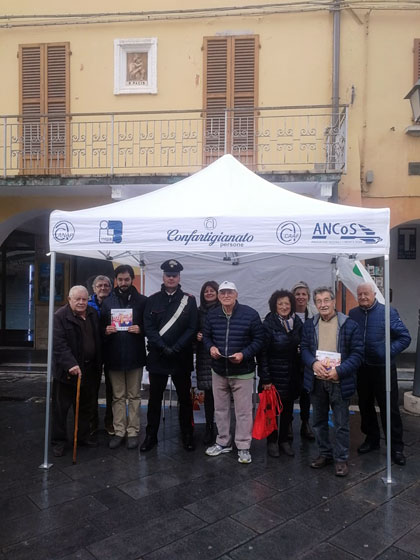 Gli anziani scendono in piazza contro le truffe insieme al sindaco