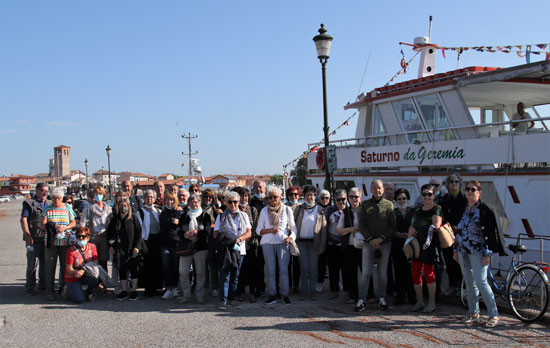 Sabato scorso, 4 settembre 2021, l’ANAP di Pordenone è andato in gita a Marano Lagunare con un itinerario sul Fiume Stella e la visita al villaggio dei casoni. Dopo un anno di forzato riposo, questa è stata la prima uscita con il gruppo dei pensionati dell’ANAP di Confartigianato Pordenone. La giornata soleggiata ha favorito il buon esito della giornata, tra canti e allegria. Molto piacevole è stato il percorso tra la riserva naturale delle “Foci del Fiume Stella” con le molteplici specie di uccelli tra le canne palustre. Il tutto allietato da una allegra compagnia e un gustoso antipasto di pesce e vino frizzante. Il pranzo ai casoni ha completato l’itinerario riportando il gruppo a Marano Lagunare, luogo di partenza. Prima del rientro abbiamo fatto visita ad una cantina del luogo per la degustazione di un vino locale. Il gruppo era composto di una quarantina di persone.