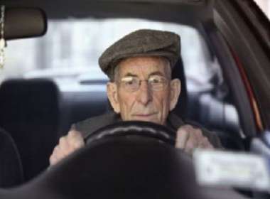 anziani e auto