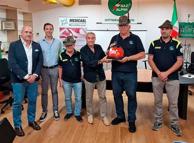 L'Anap dona un defibrillatore alla Protezione Civile degli alpini vittoriesi
