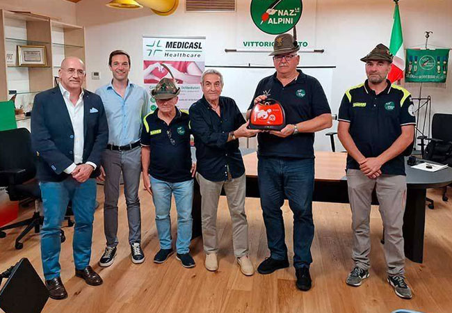 L'Anap dona un defibrillatore alla Protezione Civile degli alpini vittoriesi