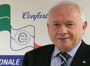 Vaccini nuovo servizio per aiutare gli anziani a prenotare il vaccino