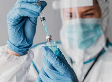 Piano vaccini in accelerazione Astra Zeneca anche per gli over 65