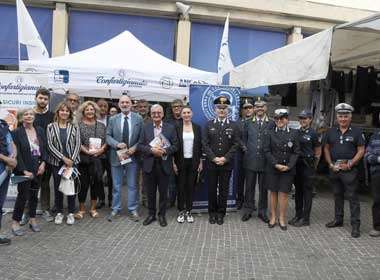 Prefetto, questore e i comandanti delle forze dell’ordine al mercato di Lugo per la campagna contro le truffe agli anziani