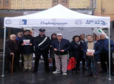 Gli anziani scendono in piazza contro le truffe insieme al sindaco