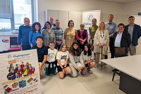 Foto di gruppo dei bambini della scuola Canossa protagonisti del Banco Elementare ANAP Cremona 2025 insieme ai volontari pensionati
