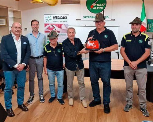 L'Anap dona un defibrillatore alla Protezione Civile degli alpini vittoriesi