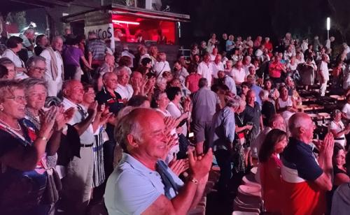 pubblico-divertito-durante-le-serate-della-festa