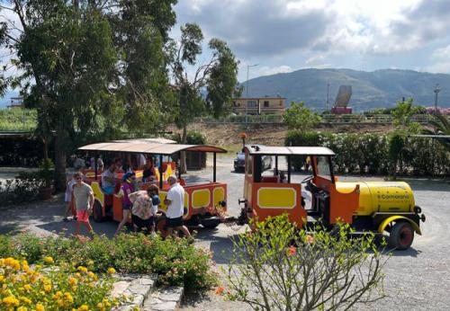 il-trenino-verso-la-spiaggia