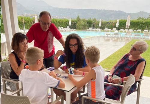 nipoti-e-nonni-durante-la-festa