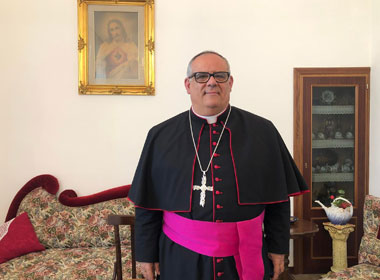 vescovo rumeo riceve statuina presepe da confartigianato siracusa